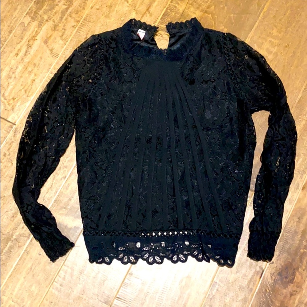 Gorgeous lace accented black top | size S